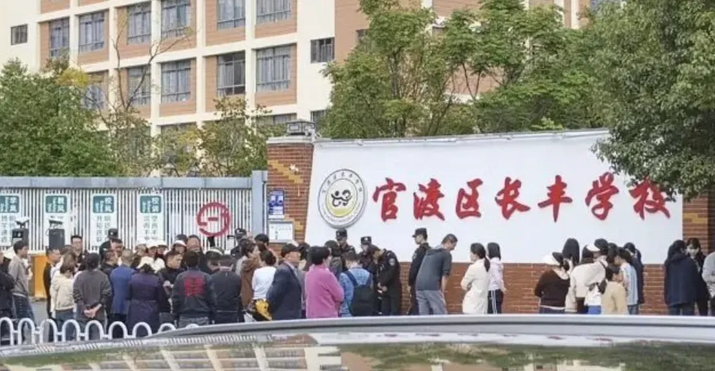 云南昆明学校「臭肉事件」出通报了：请不要点到为止，要「连根拨起」