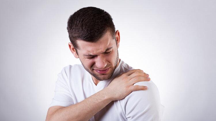 男子肩痛半个月查出肺癌，医生提醒：4种肩痛可能是大病的信号