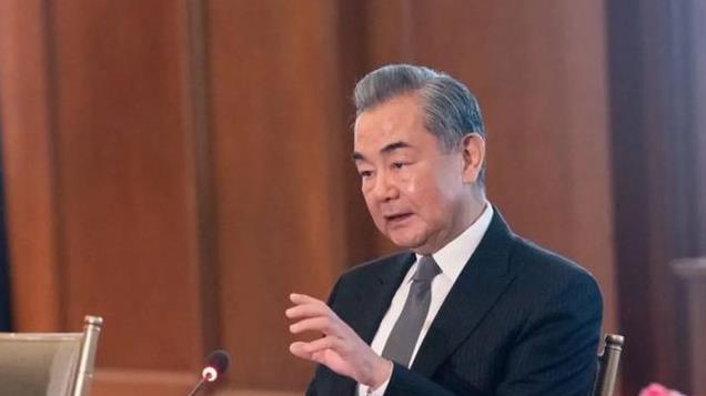 特朗普话音刚落，美代表团赴京面谈，求中国办3件事，王毅开条件