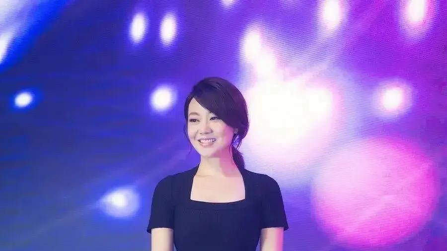 闫妮调侃蒋欣: 为何会演《小巷人家》宋莹？蒋欣的回答让人笑翻