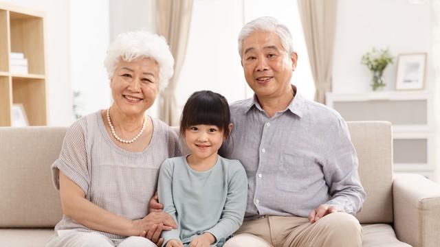 年幼妈妈跑了，爸爸打工有家难回，10岁男孩和爷爷奶奶相依为命