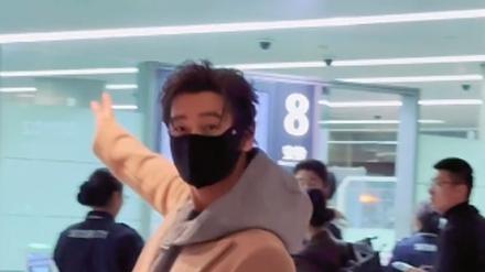 黄晓明道歉后首现身，回上海与叶珂团聚，精神状况很好