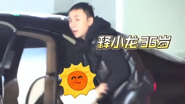 释小龙一家三口被拍！妻子身材丰满，女儿完美继承父母的基因