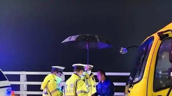 后续！货车司机上高架桥突遇检查跳桥身亡，家属讨说法，官方回应