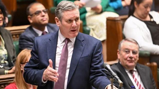 把手伸进英国政坛，马斯克又在憋大招，英首相急忙致电特朗普