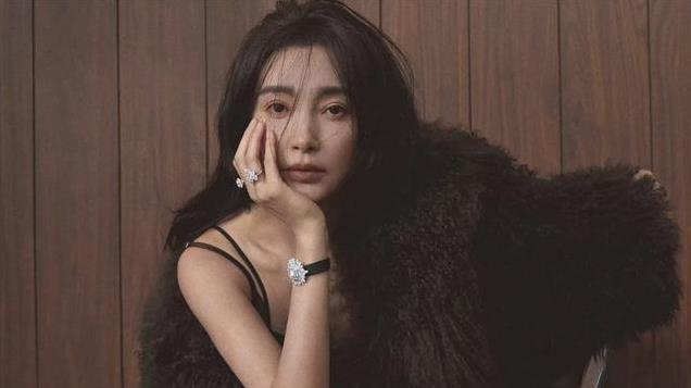 同一天出刊，37岁的刘诗诗撞上了51岁的李冰冰，没对比就没伤害！