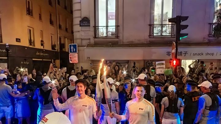 王一博巴黎传递奥运火炬，赤子之心尽显，捡起飘落国旗引发热议