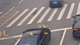连撞前车三次！错把油门当刹车！湖北男子开启“碰碰车”模式