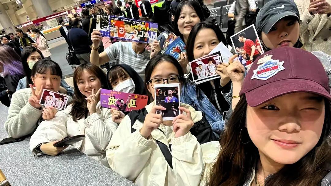 马龙现身桃园机场，蓝西装清爽吸睛，暖心细节引爆人气！