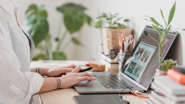 同事出差带特产就没给我，我买饮料时却给他，我被提拔同事都愣了