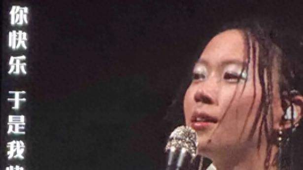 窦靖童唱王菲的歌，王菲在台下给女儿捧场，谢霆锋在澳门独自唱歌