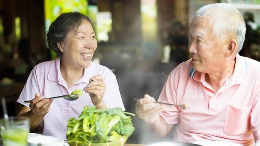 她63岁，生病需100000，小女儿：我来给；大女儿：不行，各50000