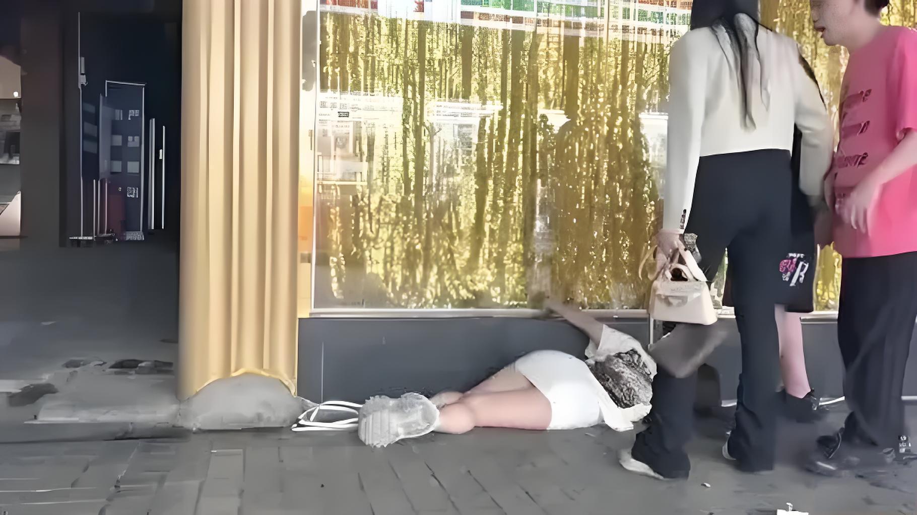 上海一女子因酒醉躺在路边被猥亵，正义路人挺身而出