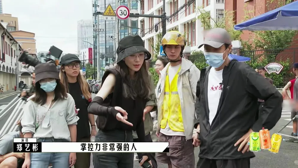 徐峥新片外卖员用苹果手机惹争议，背后逻辑刺痛了多少人的心