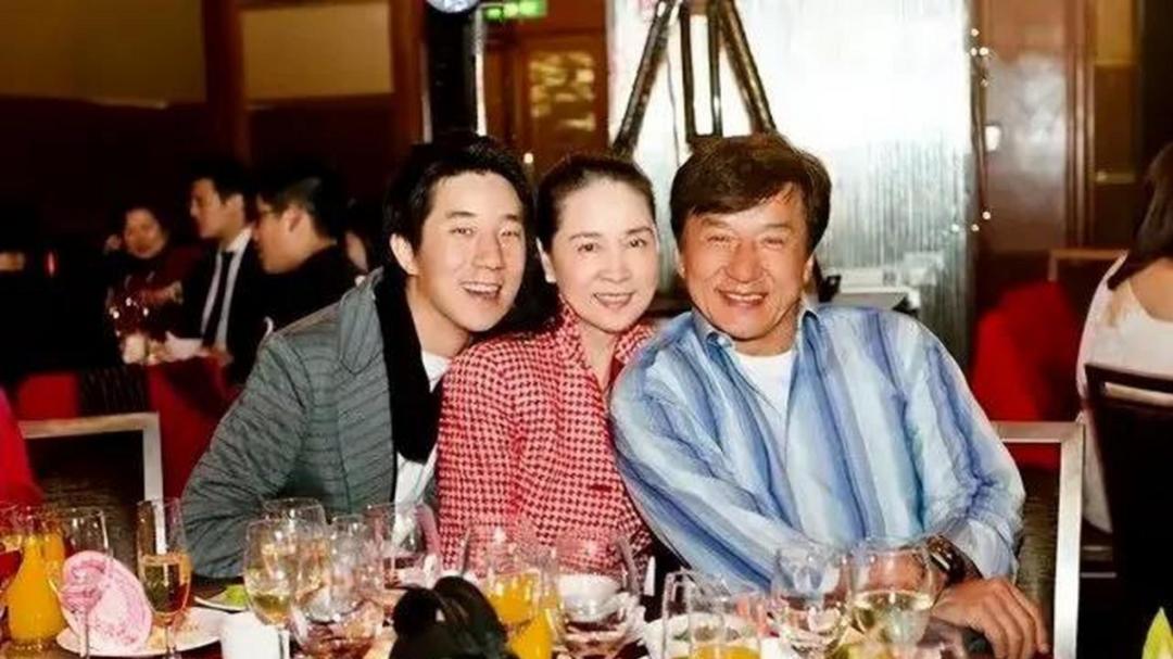 70岁林凤娇身家数亿！揭秘成龙背后的女人 林凤娇，一直是个狠角色