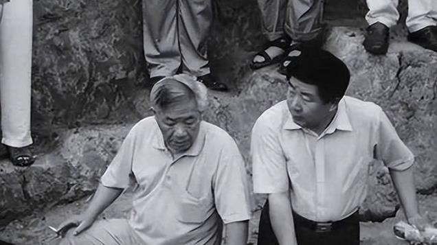 73年村民深夜探秘百墓坡，醉汉撞鬼吓破胆，千年古墓重见天日！