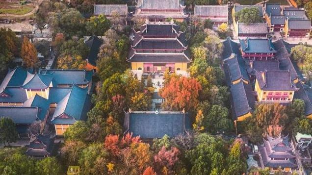 秋深天气爽，万象共沉沉，来趟杭州灵隐寺赏枫吧，美妙不可言！