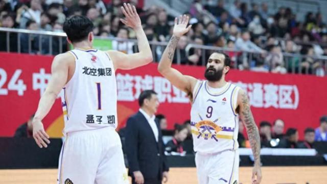 媒体人勇方方为北控队主场发声，他提到16字口号尊重观众，说得好