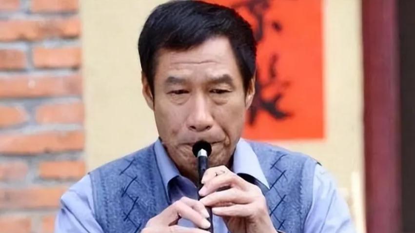 他被称双料影帝，成名后常接济哥哥姐姐，妻子的做法让他动容