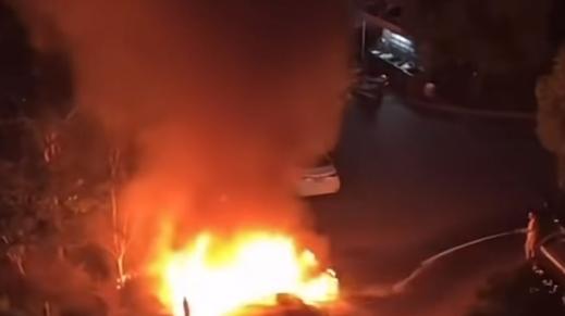 新能源车辆凌晨起火！左右车辆被烧损，新能源车主如何防患自燃？