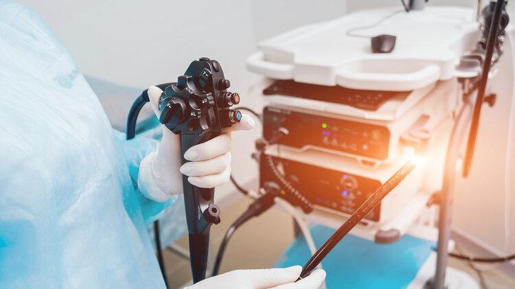 肠道里有恶性肿瘤的人，身体一般会有5个表现，别不在意