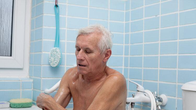 57岁男子洗澡突发脑梗，不幸离世！劝告：4个洗澡习惯，尽快改掉