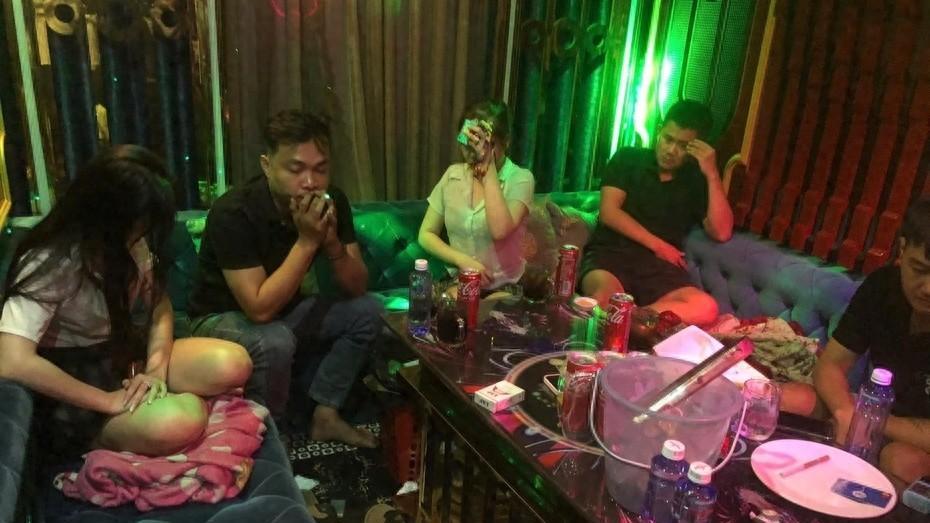 越南胡志明市警方突击搜查KTV，发现多名年轻人吸毒
