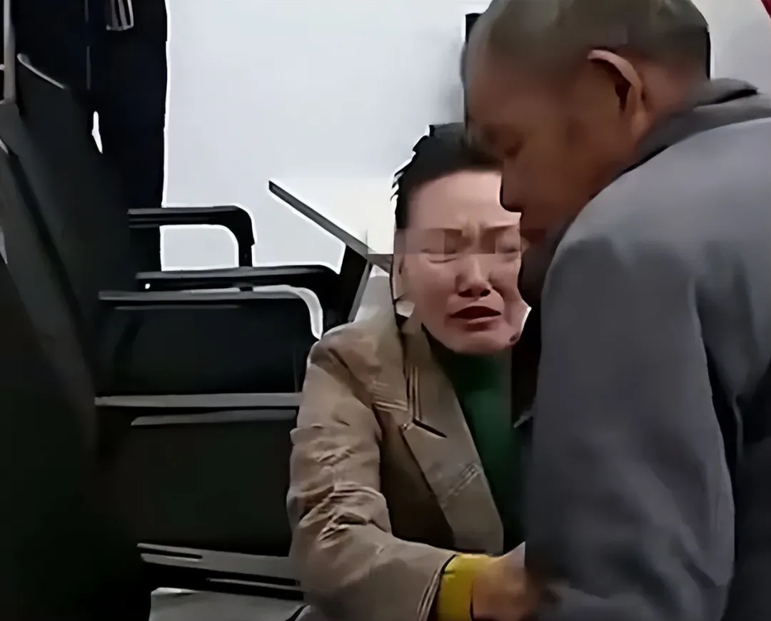 大爷收养女婴，含辛茹苦将其抚养长大，女子结婚生子后却抛弃大爷