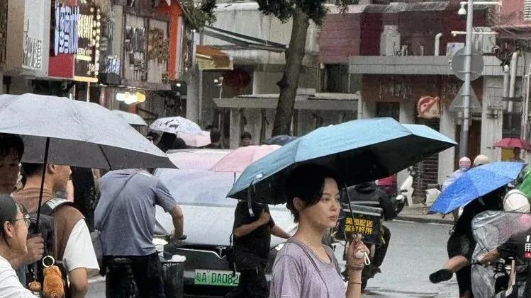 辛芷蕾长了一张国际巨星的脸！广州街头被偶遇，素颜穿的很随意，反差来了！