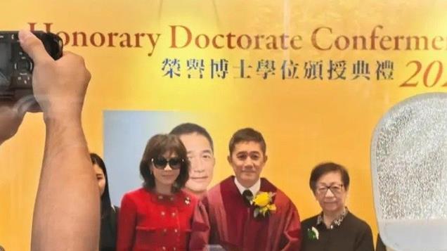 刘嘉玲59岁生日穿性感丝袜cos梦露庆祝，梁朝伟两鬓斑白尽显朴素-云中有朵花