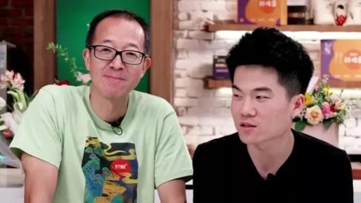 俞敏洪没闲着，假期里自证看球和卖书，董宇辉玩蚂蚱打水漂
