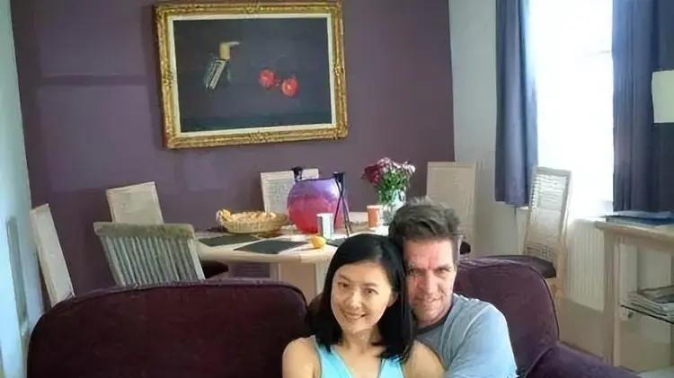 她曾是央视主持人，远嫁国外入英国国籍，如今54岁离婚回中国捞金