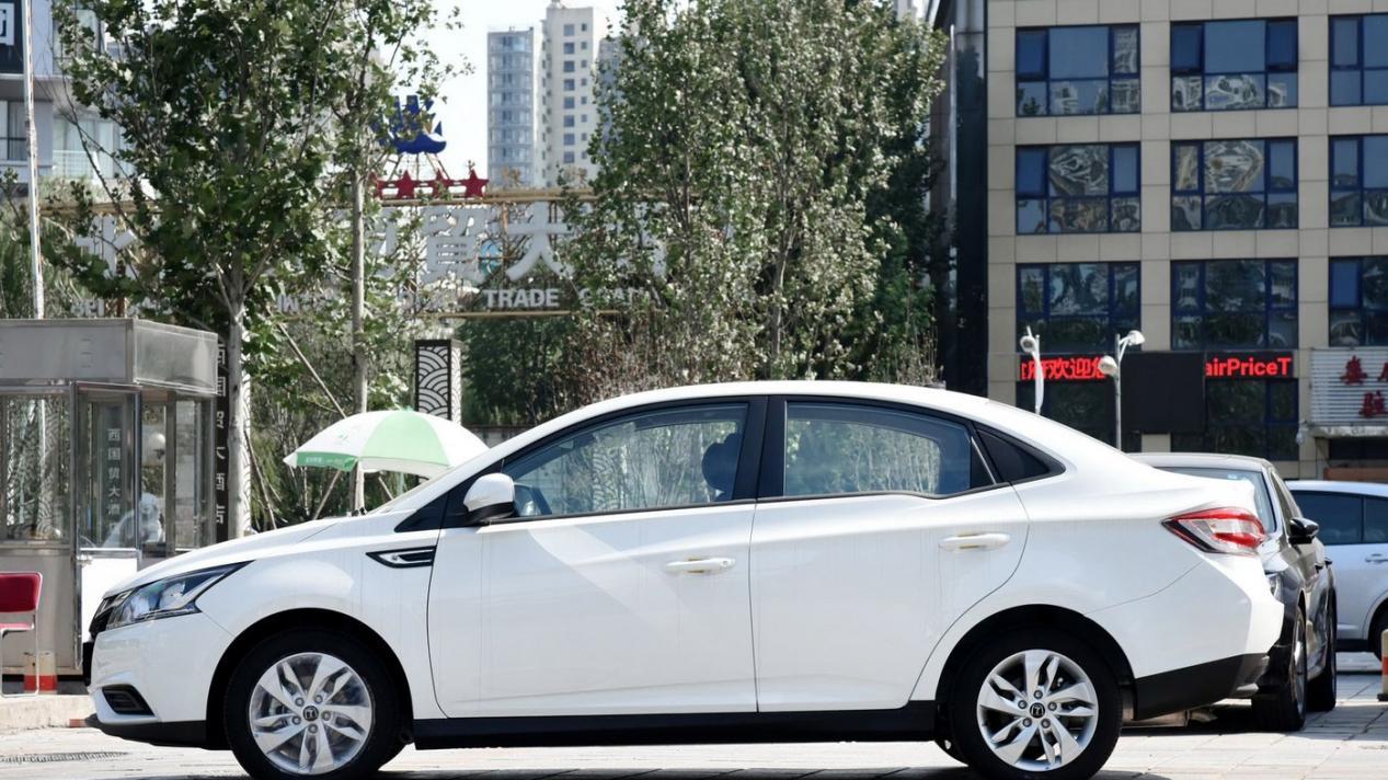 东风裕隆-锐3：入门级紧凑车的时尚先锋