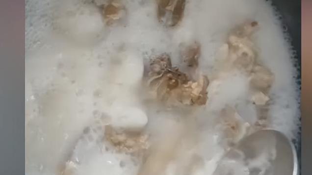 B太质疑菏泽羊汤太白，喝完得急性肠胃炎，网友：生蚝是一点不提
