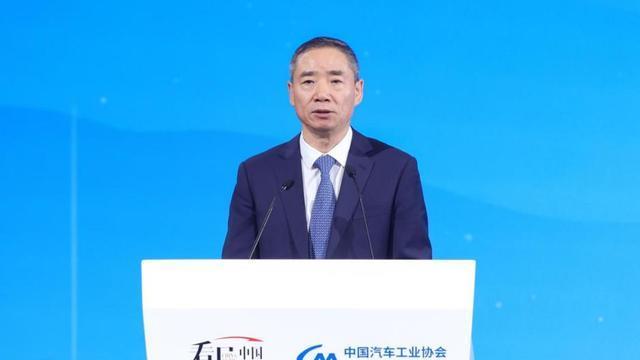 2024年中国新能源汽车1000万辆达成 引领全球汽车产业转型升级