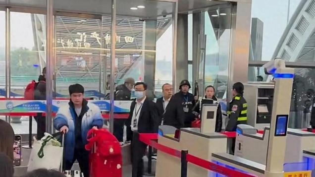 国乒凯旋归来！王楚钦低调，王曼昱没睡醒，林诗栋大包小包像过年