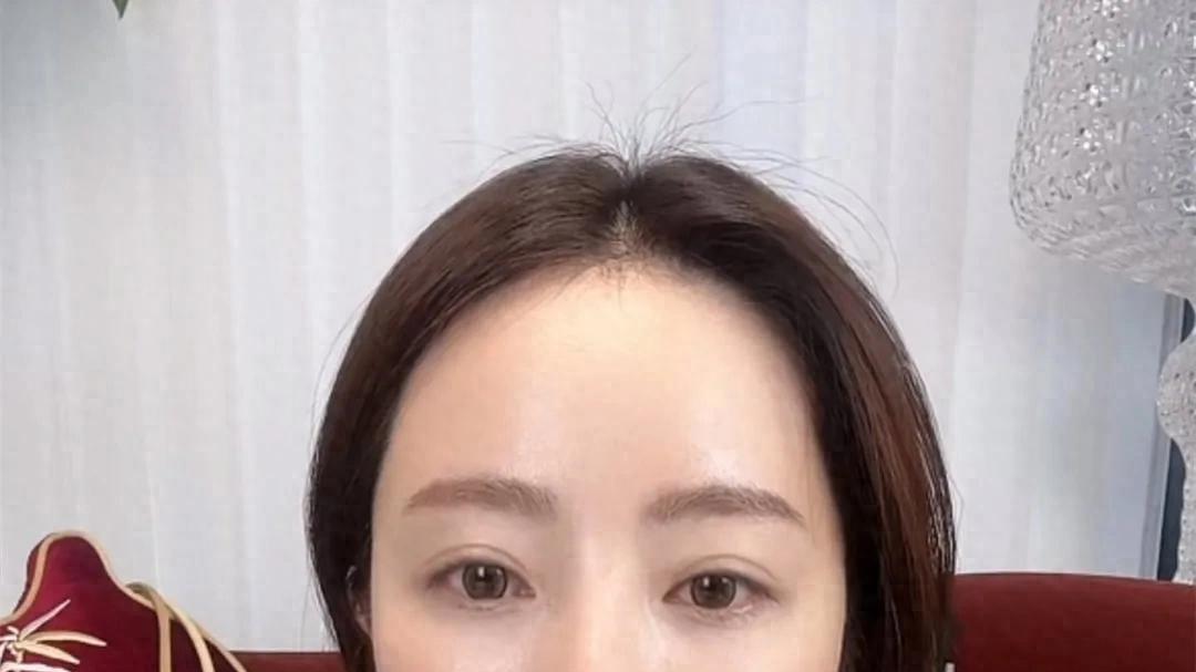 李思思现身红毯，一身黑色套装大气有型气场碾压众明星，本人好美