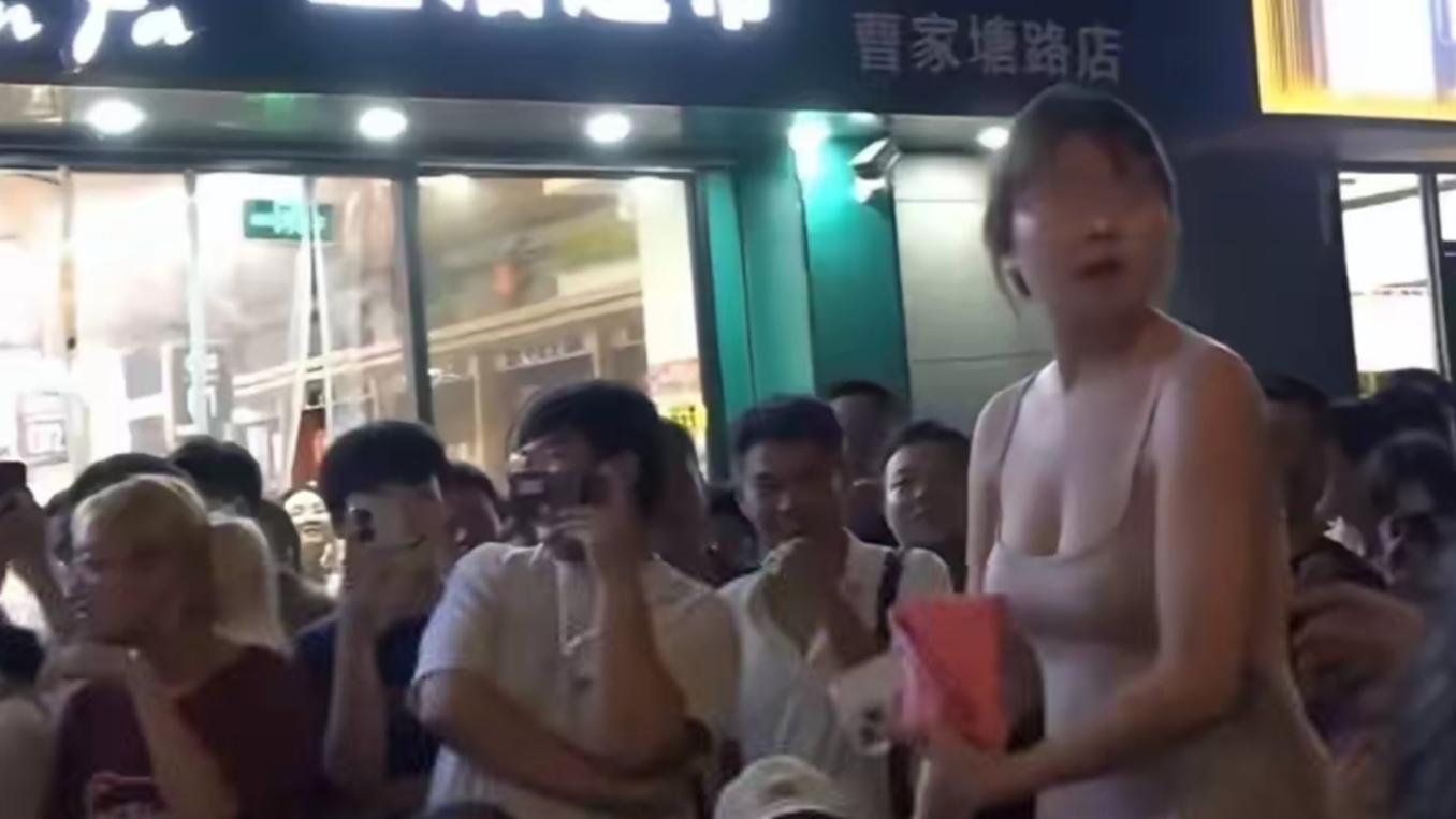 "颜值特权"？长得好看就能不排队？