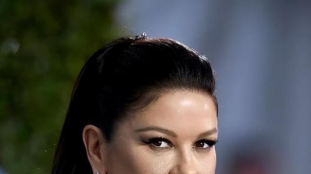 泽塔琼斯：美貌惊人，也儿女双全，为何却守着花心的道格拉斯