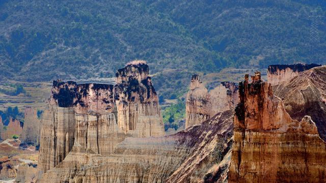 云南的元谋县是世界土林之首，三大景区的土林奇观让人叹为观止