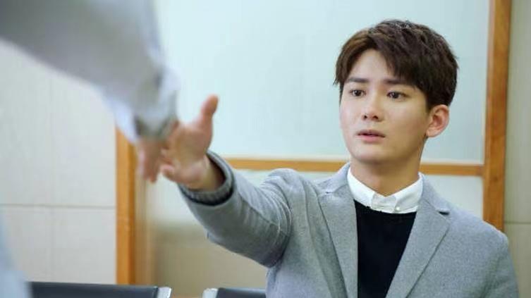 儿子月薪10000却跟我说5000，我不动声色连做三天面条，隔天儿子跪地痛哭：妈我错了