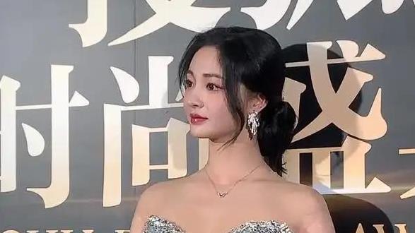 北京一夜，柳岩嫩了，张雨绮更性感了，却被蒋欣的葫芦身材惊艳了