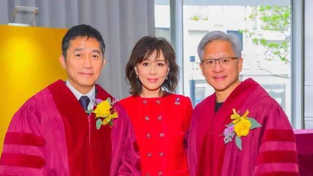刘嘉玲穿红色香奈儿跟在梁朝伟身后，梁朝伟妈妈和妹妹都来了！