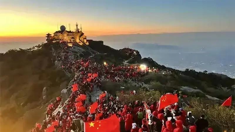 疯狂的国庆：全国最堵景点，网友大喊 “快被挤成肉饼啦”