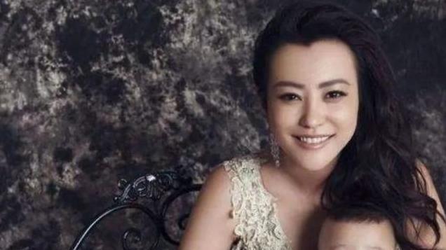 郝蕾：爱情婚姻都有泪，带双胞胎儿子艰难生活，离婚后和父亲和解