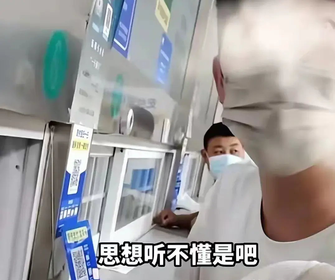 军人是不会插队的！退伍军人在医院排队用优待证被嘲讽