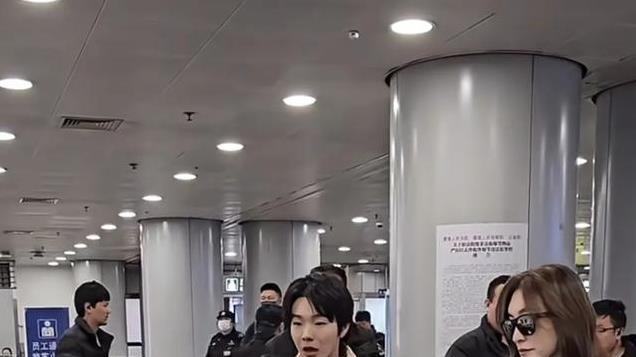 综艺《一路繁花》开始录制，74岁刘晓庆现身，张蔷推坐轮椅的向太