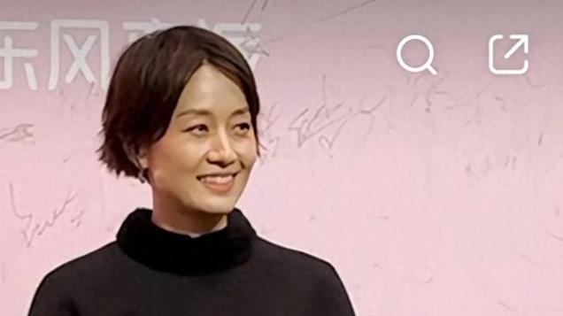 马伊琍红毯造型雷人，缩肩驼背罗圈腿，和蓝盈莹对比太惨烈