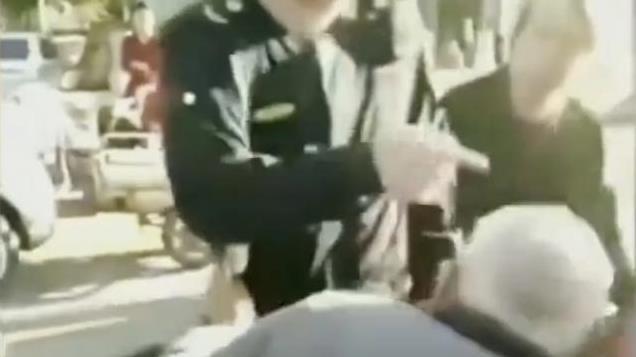 我认为遵纪守法不分年龄，80岁你也不能占道经营，你也得服从管理