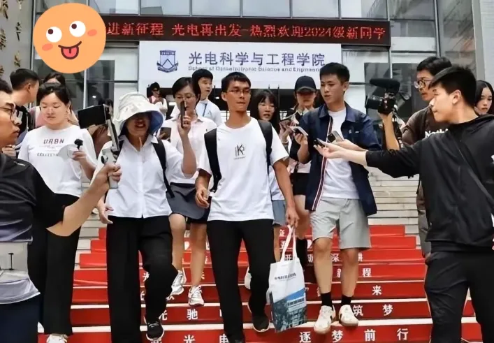 601分考上华南师大的唐尚珺，陪母亲上山看望小树苗后，收假回校
